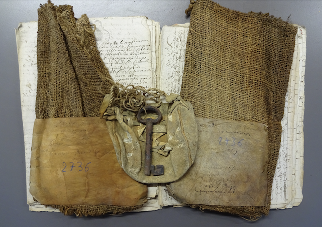 A rusty key and its leather pouch, from a case bag conserved as ADHG 2B 2736. Source: Archives départementales de la Haute-Garonne 2 B 2736.